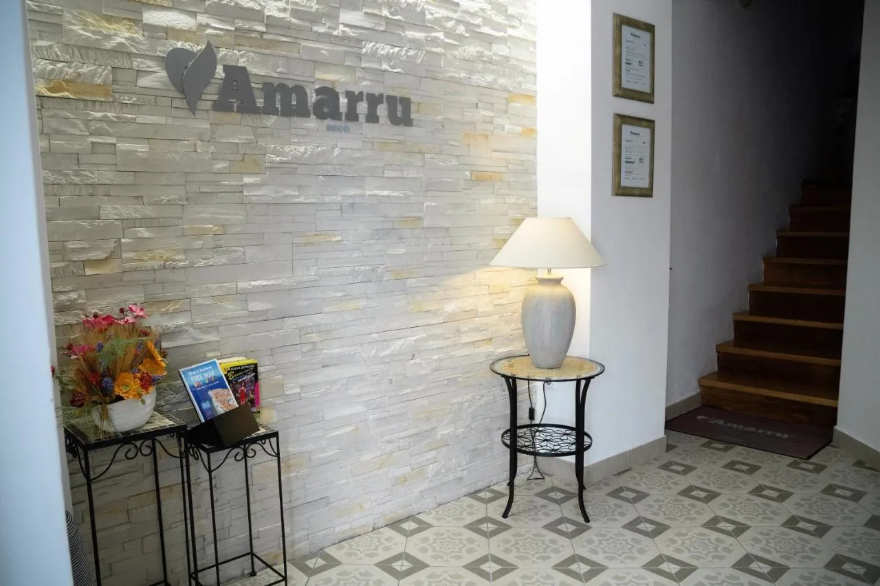 Vhodna veža z napisom Amarru na kamniti steni